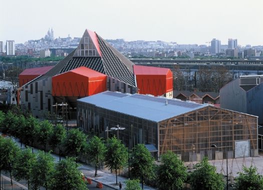 Les tôles rouges, "refusés de chantier", de Disney sont réutilisées par Patrick Bouchain à St Denis pour une façade modelée autour du matériau disponible.